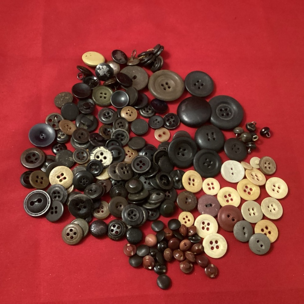 125 grams of old buttons Mixed material